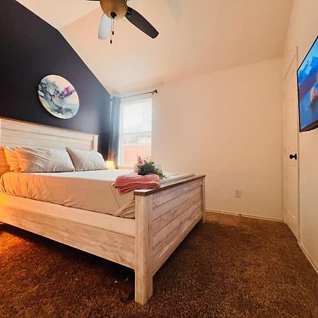 Work, Play & Stay King Bed With Foosball! Aubrey Dış mekan fotoğraf