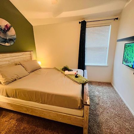 Work, Play & Stay King Bed With Foosball! Aubrey Dış mekan fotoğraf