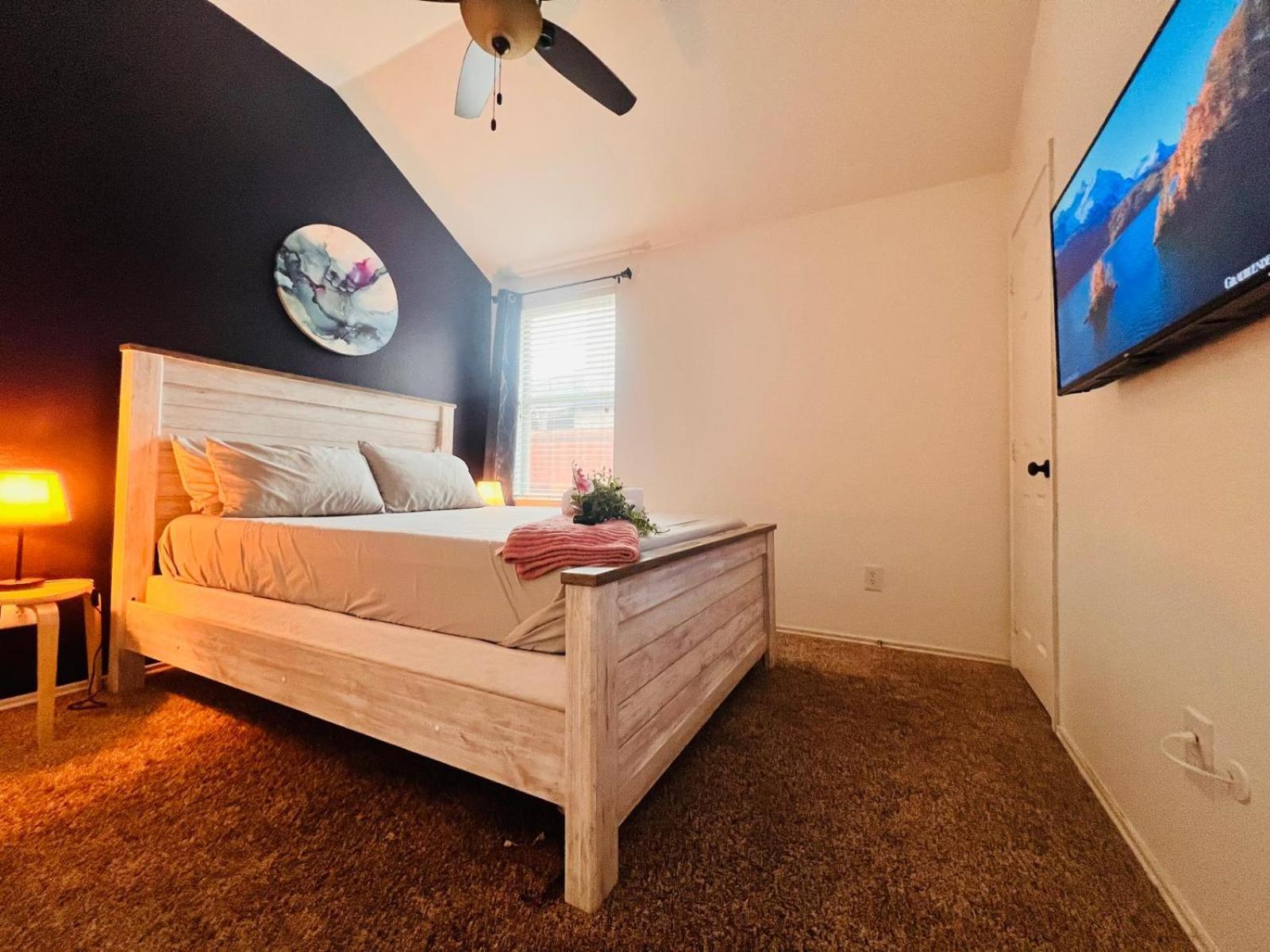 Work, Play & Stay King Bed With Foosball! Aubrey Dış mekan fotoğraf